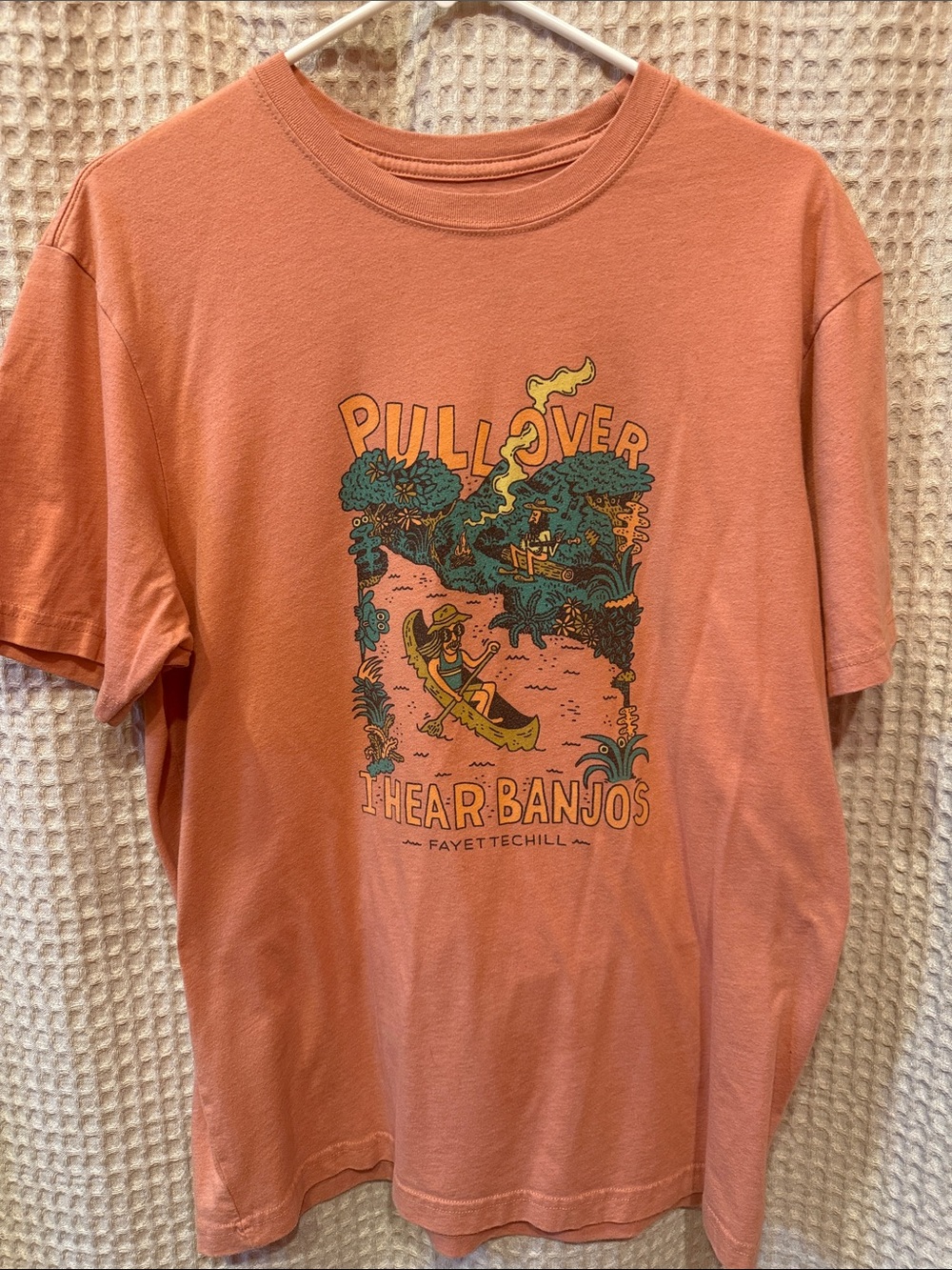 ⚜️ Peach FAYETTECHILL Graphic tee in Excellent condition sz Medium